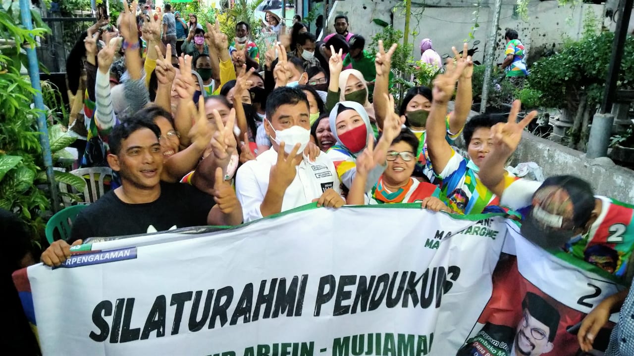 Cawawali Surabaya, Mujiaman Sukirno berfoto bersama dengan warga RW 2 Lebak Agung, Surabaya, Minggu 15 November 2020. (Foto: Fariz Yarbo/Ngopibareng.id)