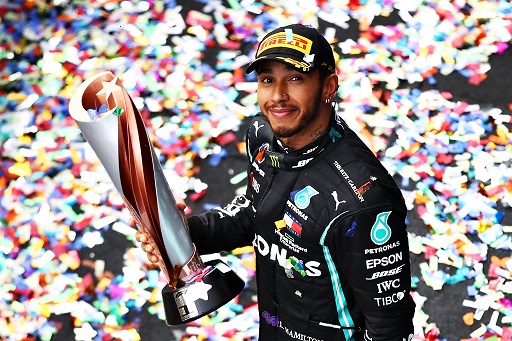 Pembalap asal Inggris, Lewis Hamilton menyamai rekor pembalap F1 legendaris, Michael Schumacher, dengan meraih 7 gelar juara di F1 GP Turki di Sirkuit Intercity pada Minggu, 15 November 2020. (Foto: Twitter @F1)