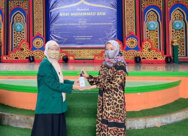 Mahasiswa FK Unusa saat memberikan hand sanitizer pada salah satu perwakilan pondok pesantren. (Foto: Istimewa)