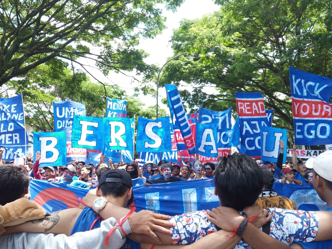 Ribuan Aremania yang tergabung dalam Aliansi Make Malang Great Again (MMGA) saat long match dari Stasiun menuju Gedung DPRD Kota Malang (Foto: Lalu Theo/ngopibareng.id)