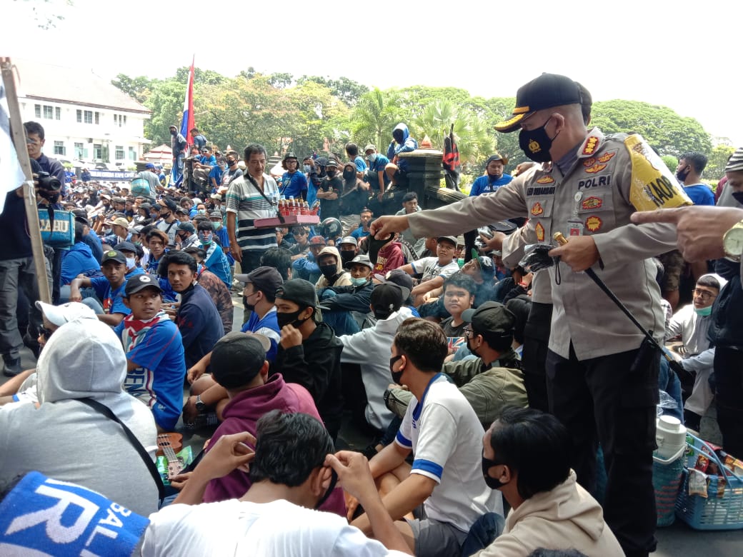 Kapolresta Malang Kota, Kombes Pol Leonardus Simarmata saat membagikan masker kepada massa aksi dari Aremania (Foto: istimewa)