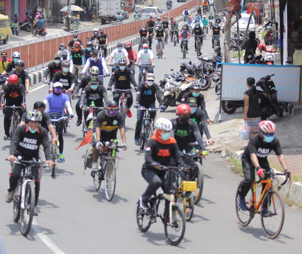 Gubernur Jawa Timur Khofifah Indar Parawansa ketika gowes di Jember. (Foto: Istimewa)