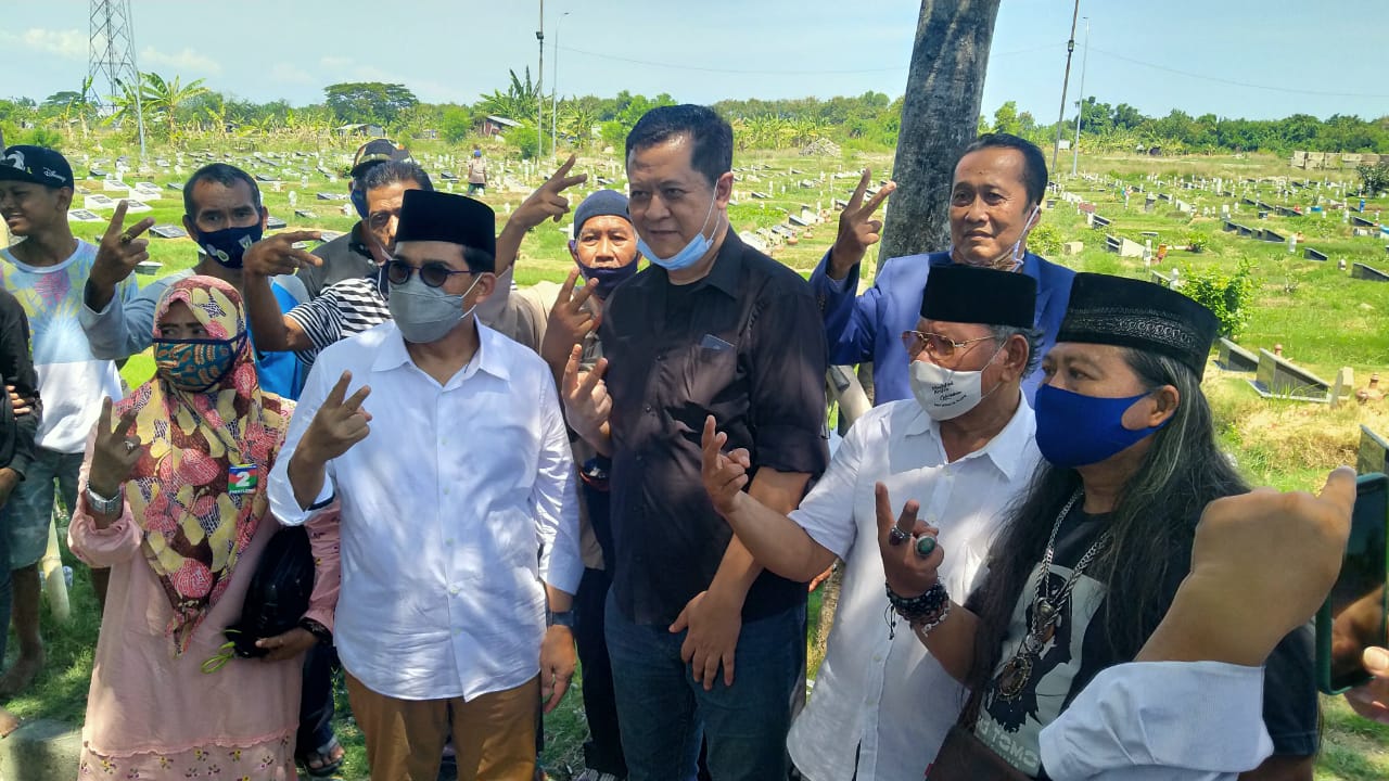 Putra sulung Tokoh PDI Perjuangan Sutjipto, Jagad Hariseno ketika mendampingi Cawali Surabaya Machfud Arifin melakukan ziarah di TPU Keputih, Surabaya, Senin 16 November 2020. (Foto: Fariz Yarbo/Ngopibareng.id)