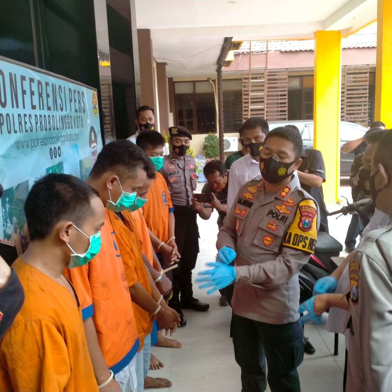 Kapolresta Probolinggo, AKBP RM Jauhari bersama pelaku perampasan handphone (HP) dan pencurian kendaraan motor (curanmor). (foto: Ikhsan Mahmudi/Ngopibareng.id)