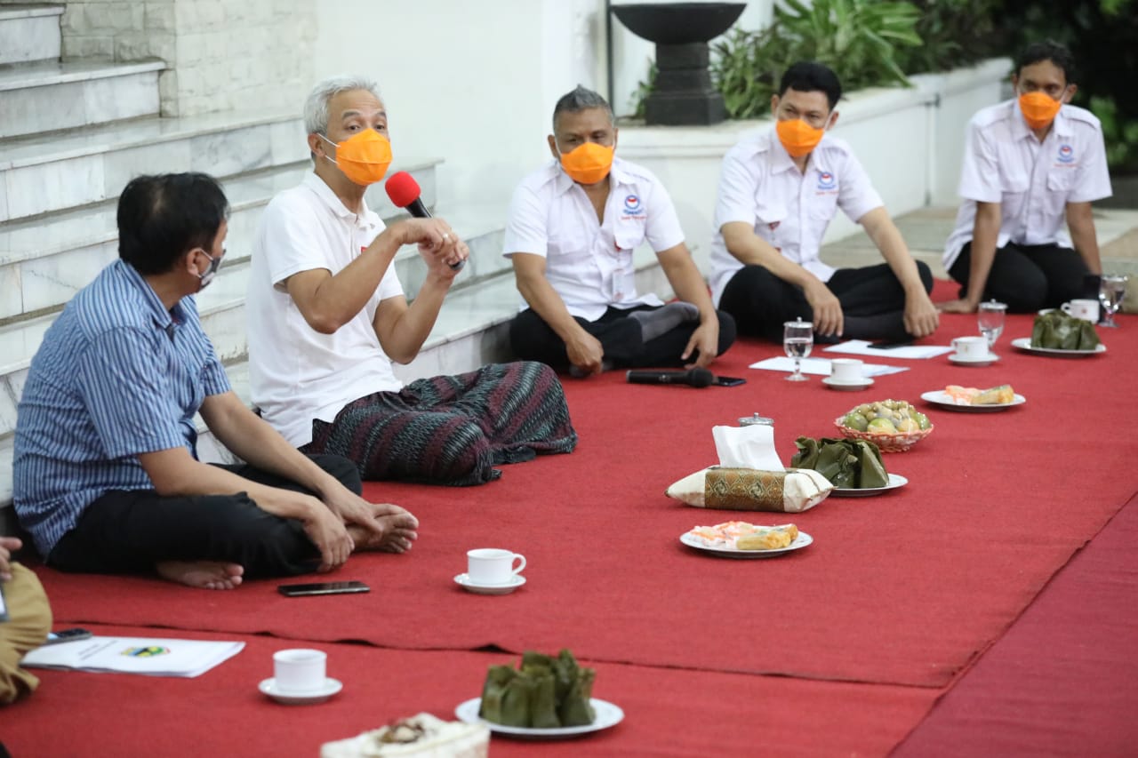 Gubernur JawaTengah Ganjar Pranowo berdiskusi lesehan 