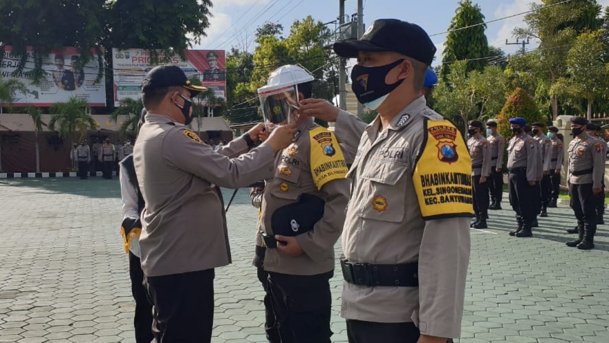 Kapolresta Banyuwangi Kombespol Arman Asmara Syarifuddin memasangkan secara simbolik google kepada anggota Polsek. (Foto: Istimewa) 