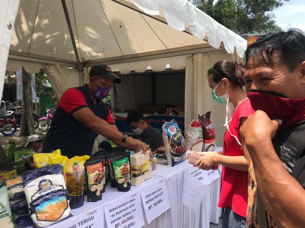 Operasi pasar atau pasar murah di Kecamatan Sukun, Kota Malang (Foto: Lalu Theo/Ngopibareng.id)