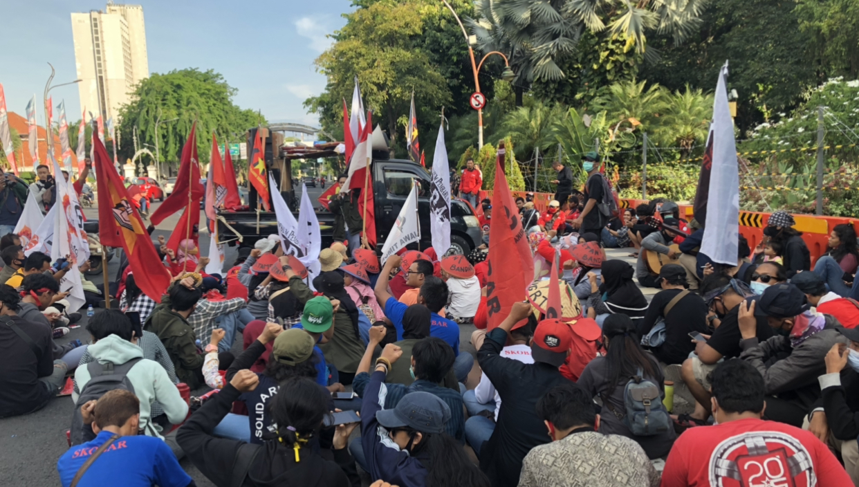 Puluhan massa, peringati Hari Pelajar Internasional dengan aksi tolak Omnibus Law (Foto: Andhi Dwi/Ngopibareng.id)