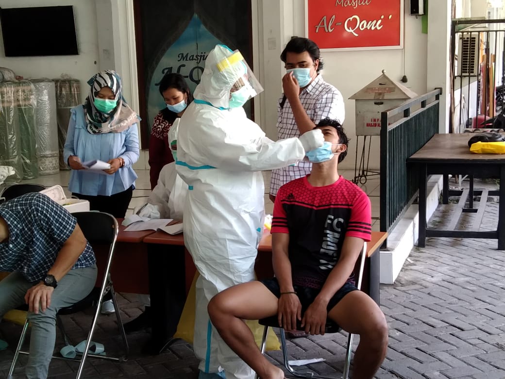 Anggota Pemusatan Latihan Daerah (Puslatda) New Normal (PNN) menjalani tes swab di KONI Jatim dan RS Menur, Selasa 17 November 2020. (Foto: Dok. KONI Jawa Timur)