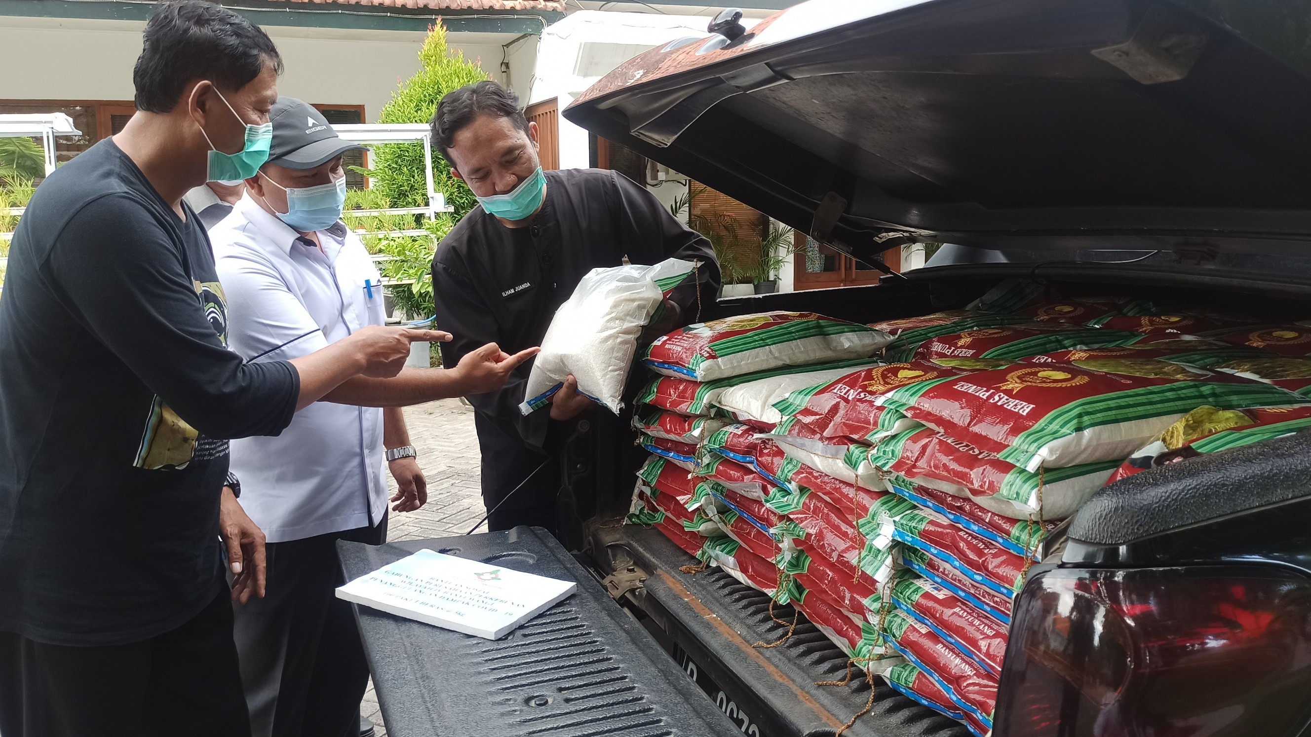 Ketua GPP Banyuwangi menyerahkan bantuan beras ke Satgas Penanganan Covid-19 Banyuwangi melalui Dinas Pertanian dan Ketahanan Pangan Banyuwangi (foto:Muh Hujaini/Ngopibareng.id)