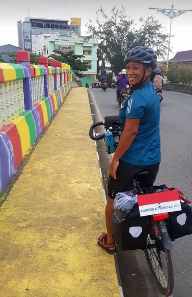 Lara menemukan ketenangan saat  turing sepeda. (Foto: Istimewa)