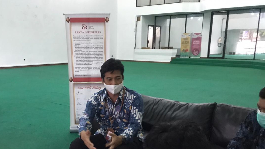 Kepala Bagian Pengawasan Industri Keuangan Non Bank, Pasar Modal dan Edukasi Perlindungan Konsumen (IKNB, PM dan EPK) OJK Malang, Edy Rachmadi Wibisono saat ditemui di Kantor OJK Malang (Foto: Lalu Theo/ngopibareng.id)