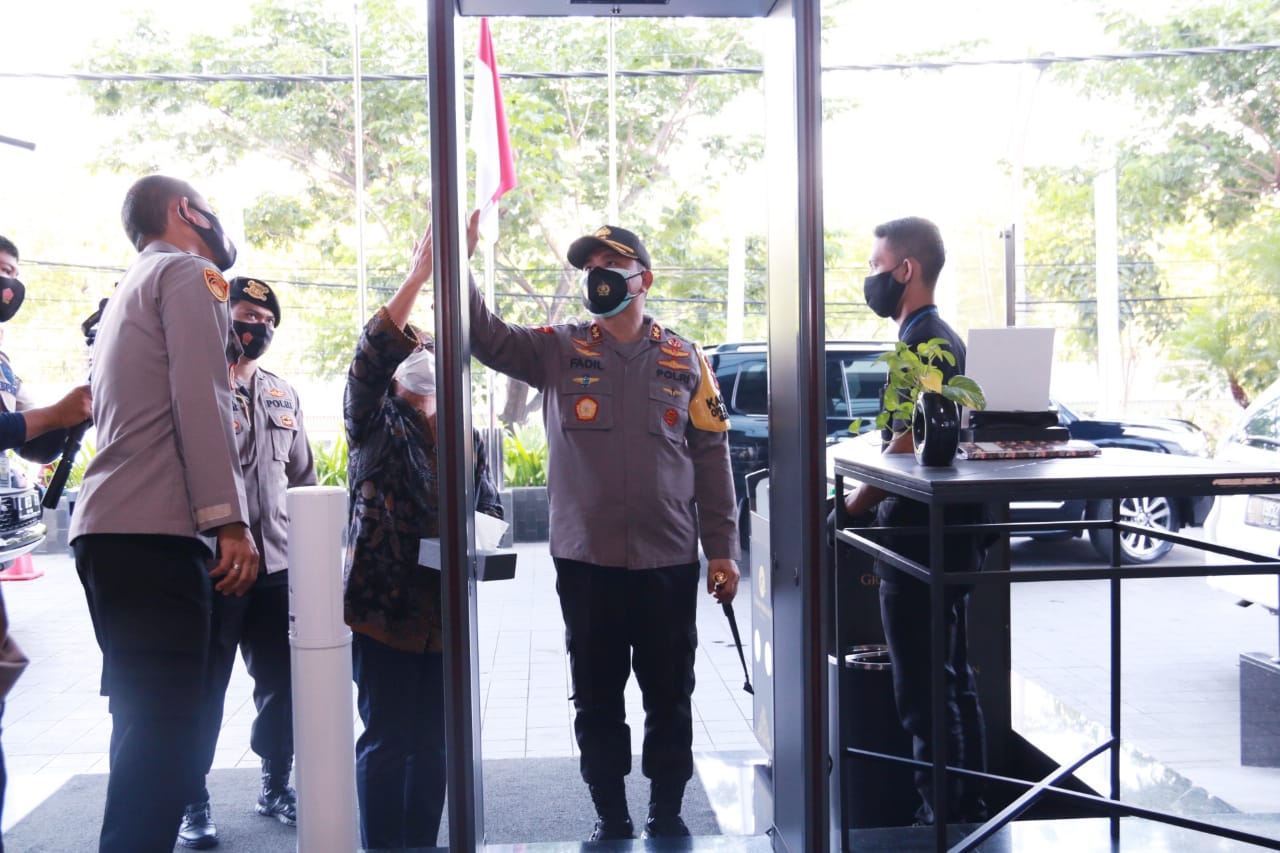 Kapolda Jatim, Irjen Pol Mohammad Fadil Imran mengecek kesiapan Hotel Tangguh Semeru di Hotel Grand Mercure, Surabaya, Jumat 6 November 2020. (Foto: Fariz Yarbo/Ngopibareng.id)