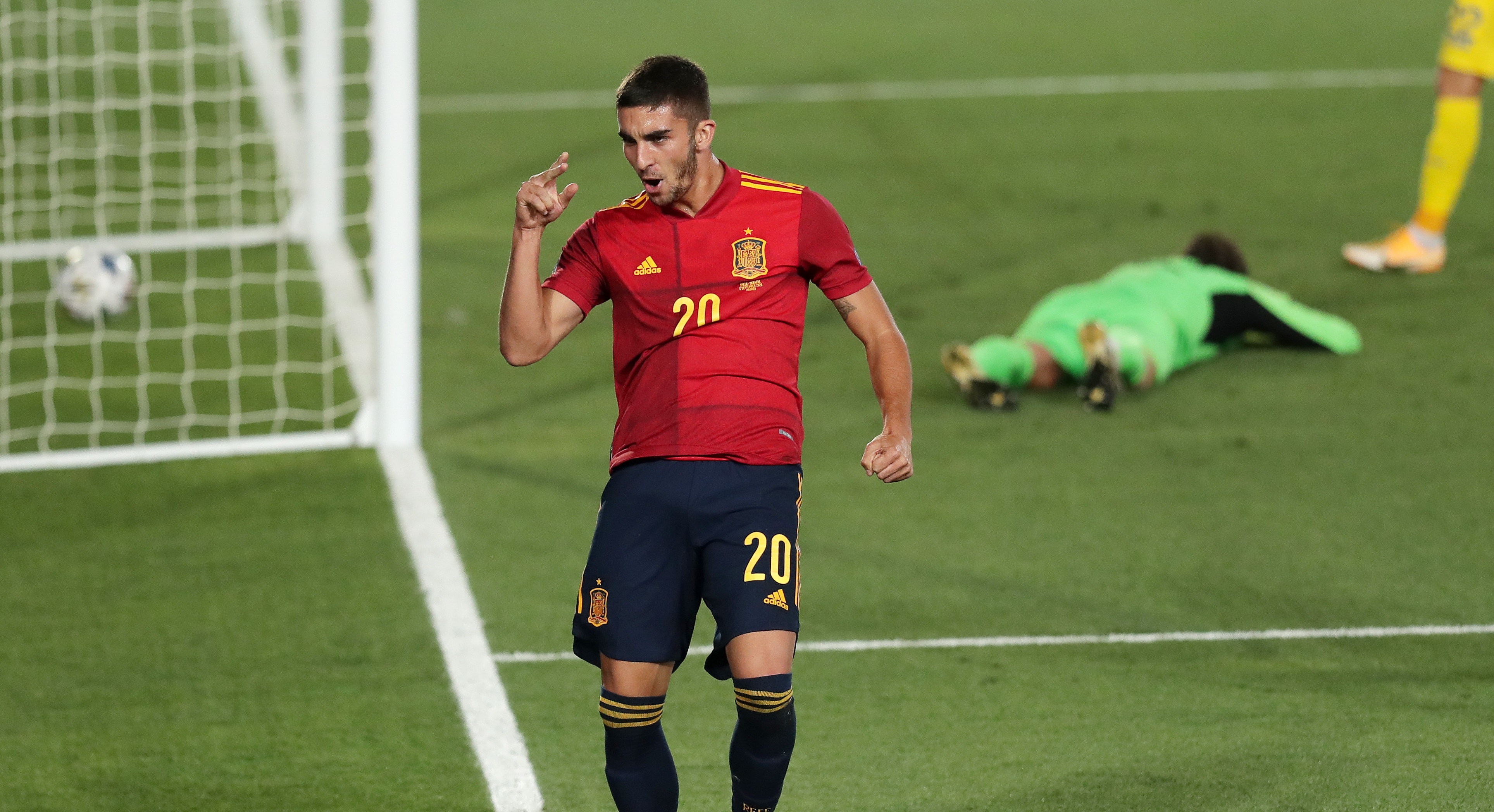 Ferran Torres mencetak hattrick ke gawang Manuel Neuer. (Foto: Twitter/@UEFAcom)