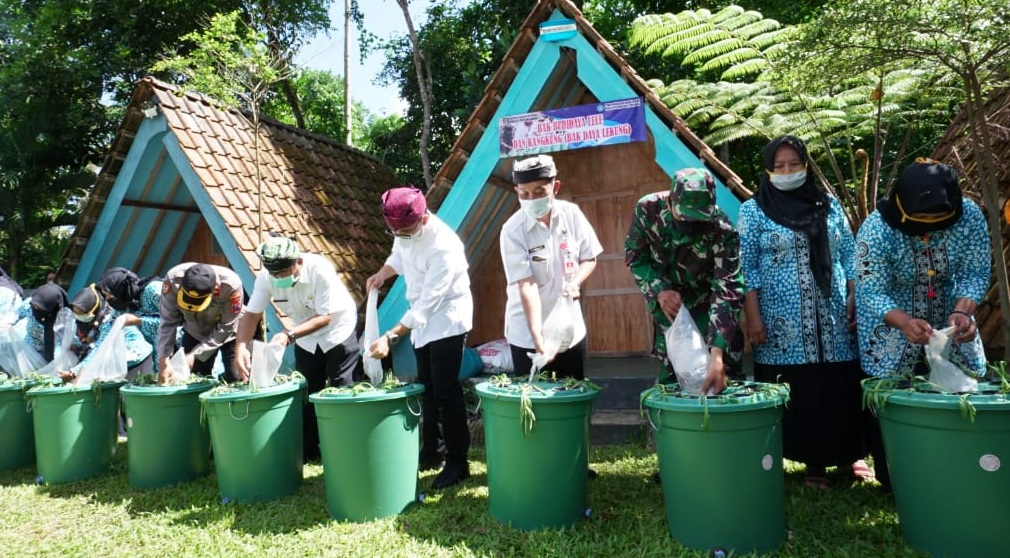 Bupati Banyuwangi Abdullah Azwar Anas mempraktekkan cara budidaya ikan dengan metode Bak Daya Lekung (foto:istimewa)