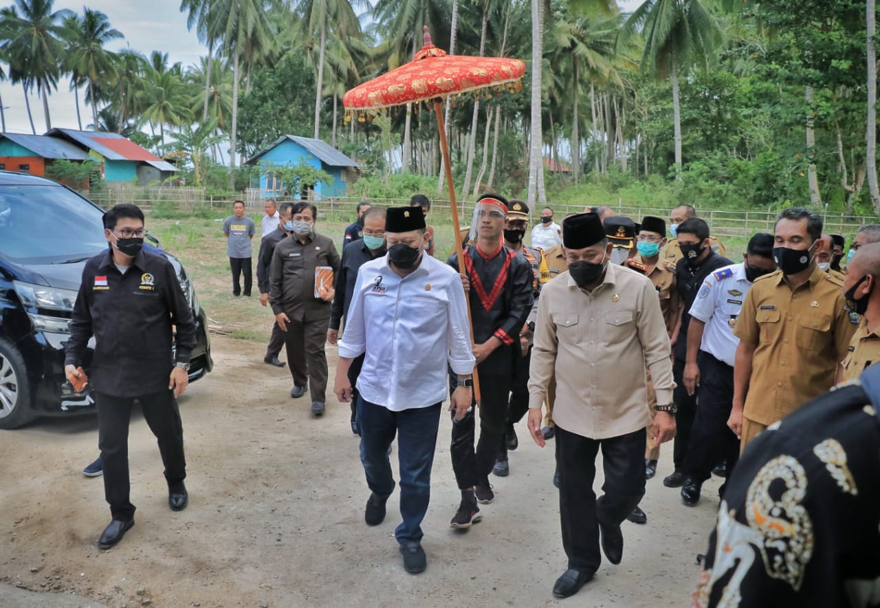 Ketua DPD RI, AA LaNyalla Mahmud Mattalitti (putih) disambut Bupati Bolaang Mongondow Utama Depri Pontoh dalam kunjungan kerjanya. (Foto: Istimewa)