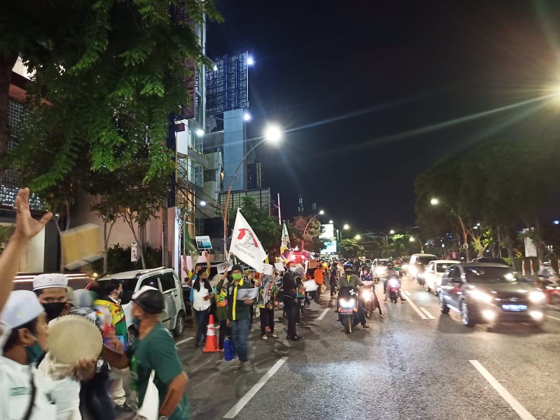 Warga berjajar di Jalan Basuki Rahmat untuk mendukung MAJU. (Foto: Tim MAJU)