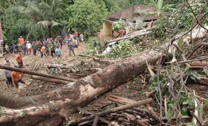 Tanah longsor menimpa rumah warga. (Foto: Ilustrasi)