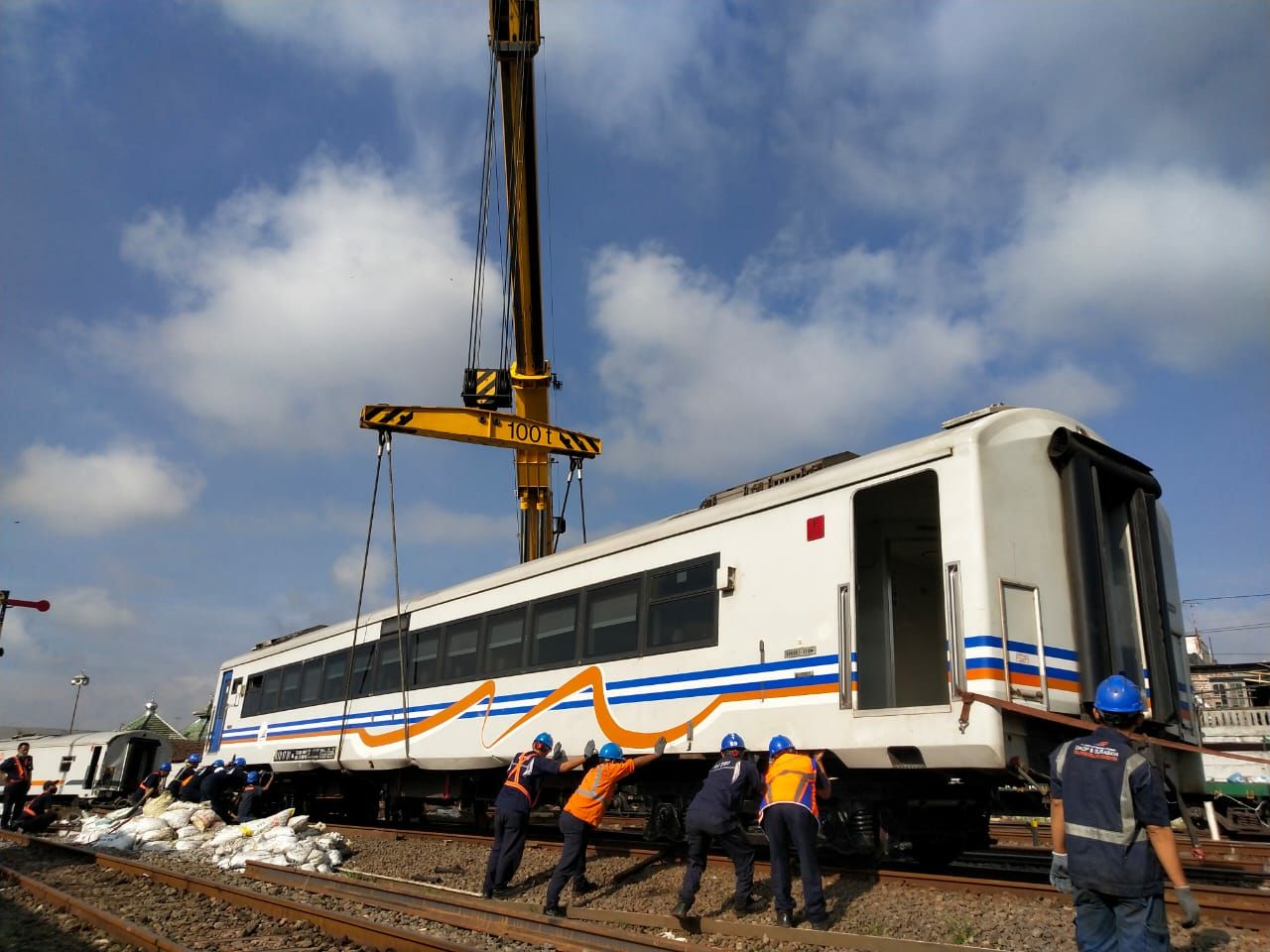 Proses evakuasi kereta yang anjlok di Stasiun Kota Lama, Malang. (istimewa)