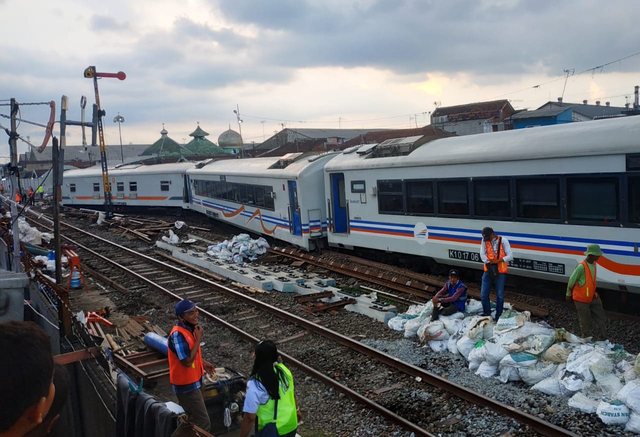 Gerbong kereta api di Stasiun Kota Lama Malang yang anjlok (Foto: istimewa)