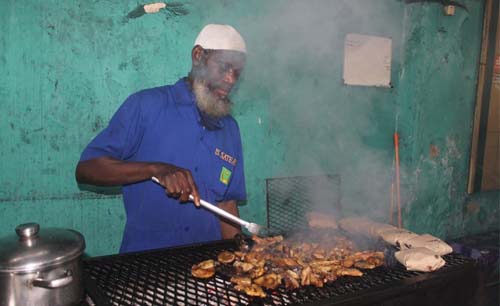 Haji Ismail, sedang membakar sate domba Afrika, di Jalan KS Tubun Nomor 6 Jakarta Pusat. (Foto: Asmanu Sudharso/Ngopibareng.id)