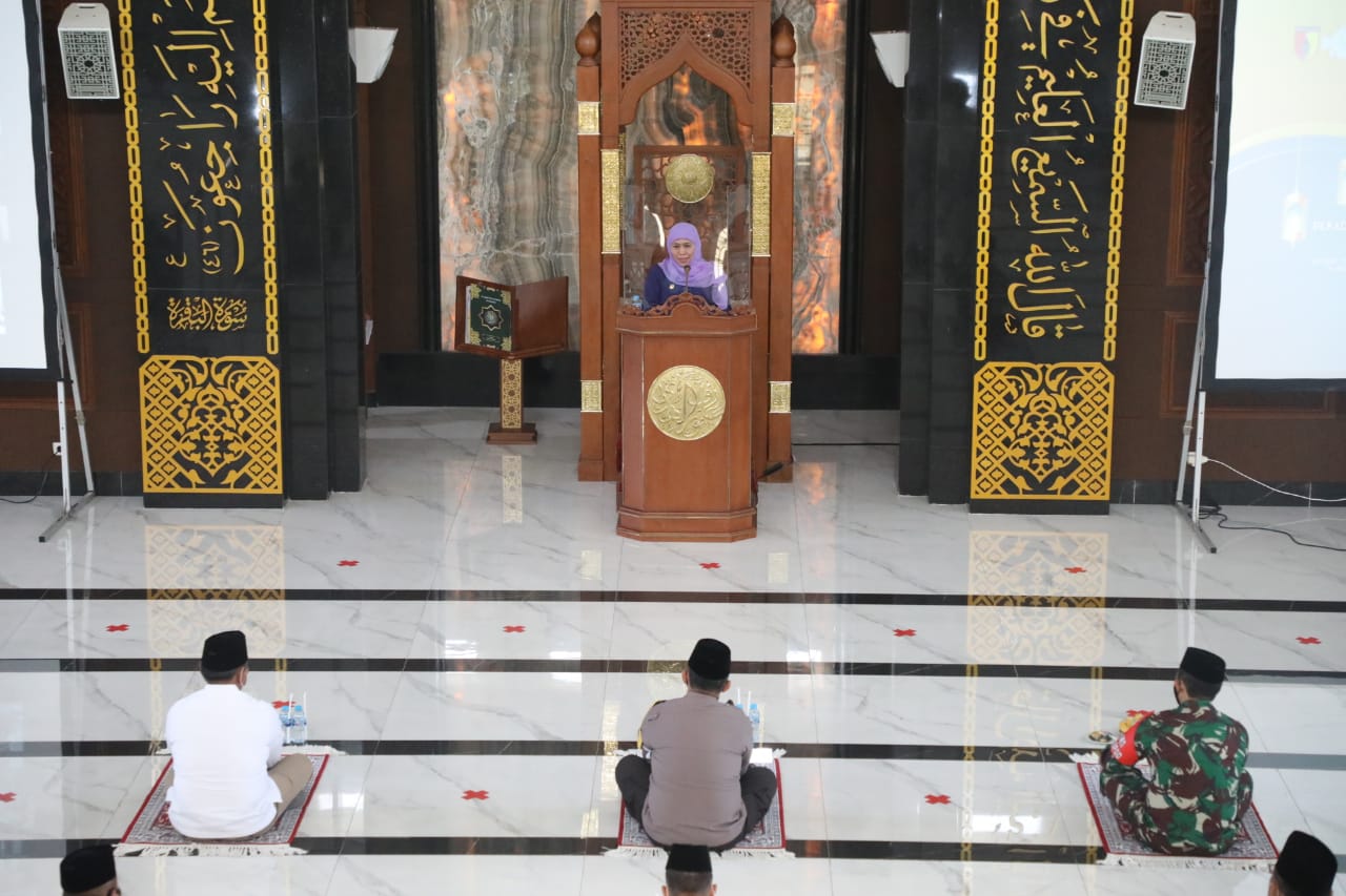 Gubernur Jatim, Khofifah Indar Parawansa ketika memberikan sambutan dalam Khotmil Quran di Mapolda Jatim, Surabaya, Kamis 19 November 2020.  (Foto: Istimewa)