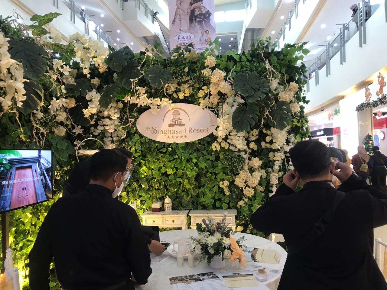 Salah satu vendor pernikahan saat membuka stand di acara Expo Wedding Tangguh di Mall Olympic Garden, Kota Malang (Foto: Lalu Theo/ngopibareng.id)