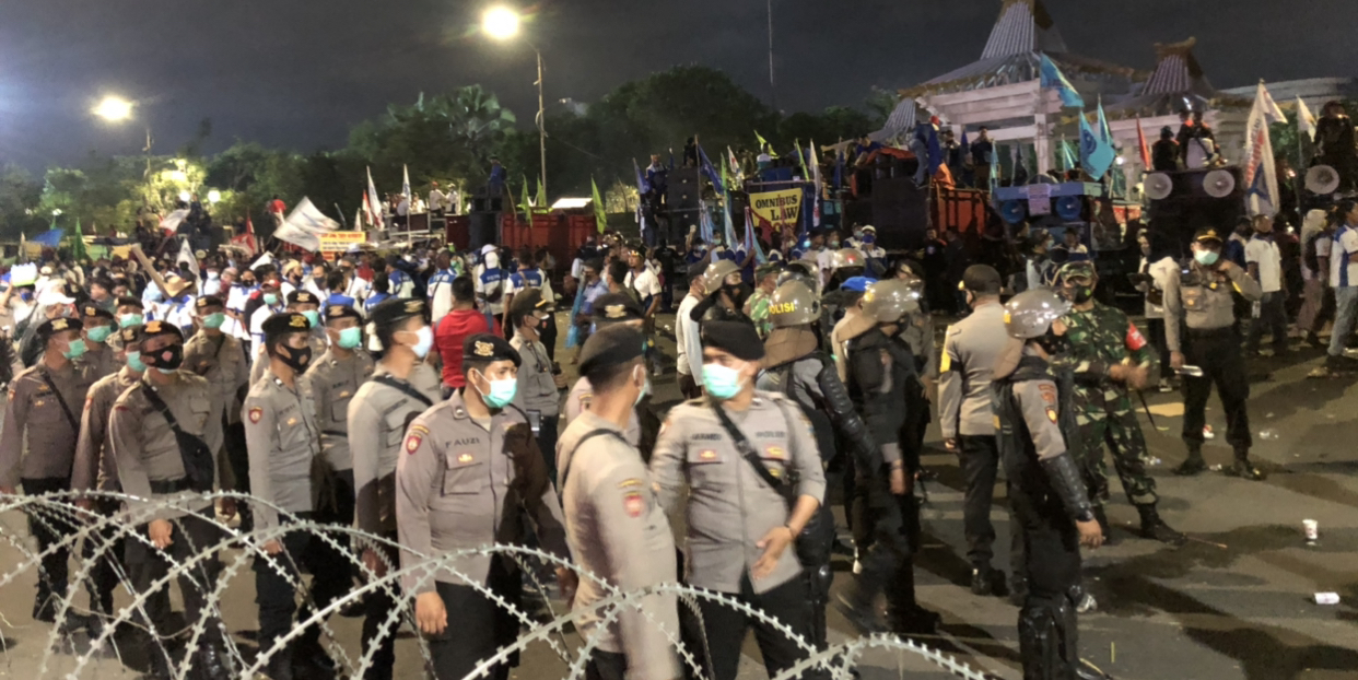 Bubarnya massa buruh usai melakukan aksi di Kantor Gubernur Jatim (Foto: Andhi Dwi/Ngopibareng.id) 