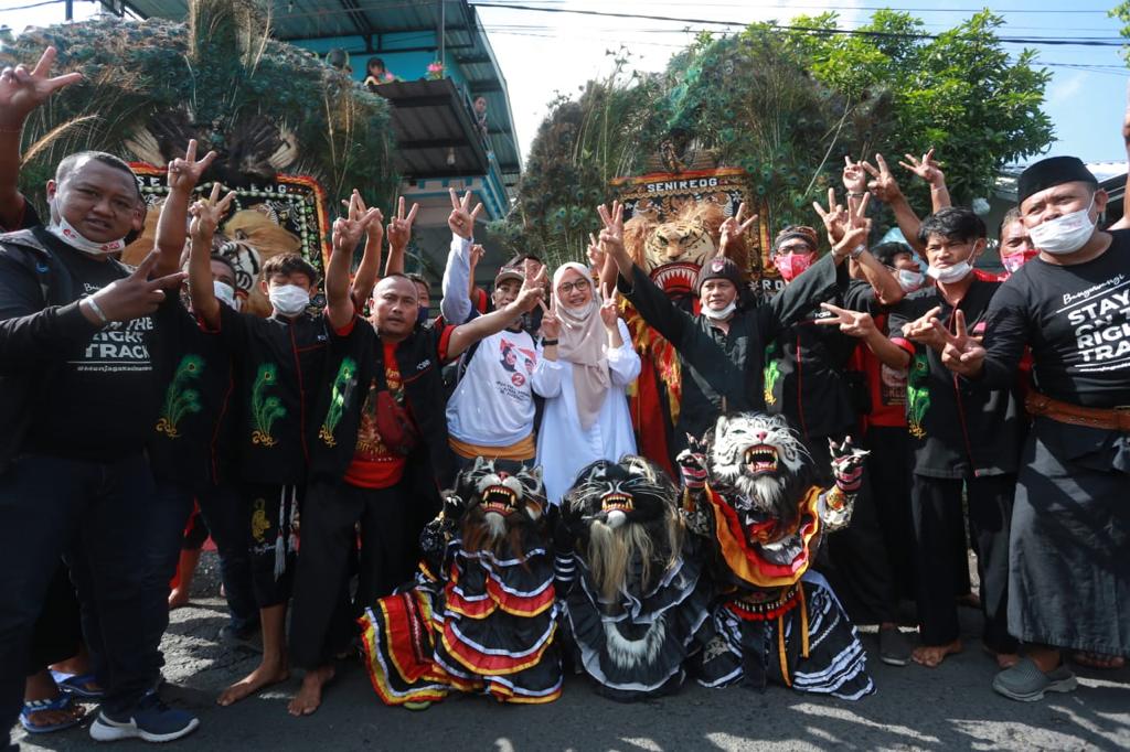 Calon Bupati Banyuwangi Bersama para pelaku seni (foto:istimewa)