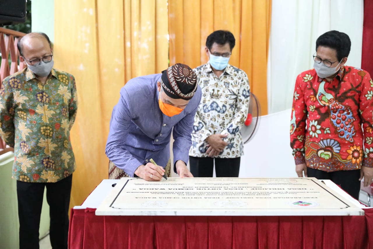 Gubernur Ganjar bersama Mendes PDTT Abdul Halim Iskandar meresmikan desa inklusi. (Foto: Dok Humas) 