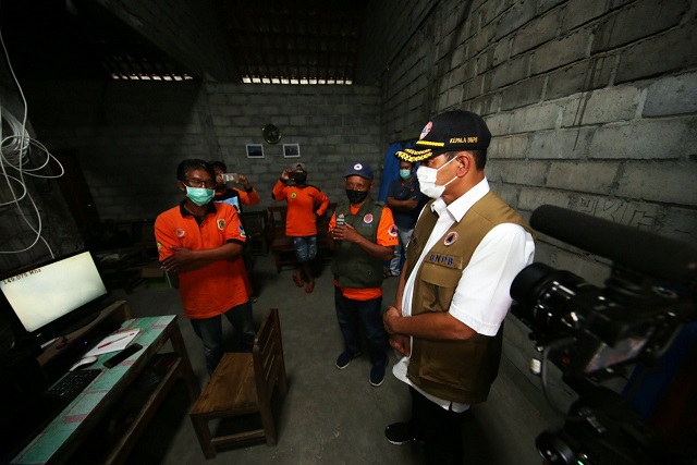 Kepala BNPB Doni Monardo (kanan) saat meninjau posko pemantauan Gunung Merapi terpadu di Desa Balerante, Kecamatan Kemalang, Klaten, Jawa Tengah, Kamis 19 November 2020. (Foto: Twitter @BNPB_Indonesia)