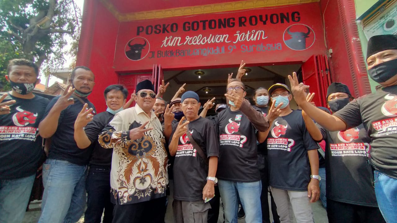 Tokoh PDI Perjuangan Surabaya, Mat Mochtar (batik) bersama relawan Banteng Ketaton di Posko Gotong Royong, Jalan Bulak Banteng Kidul, Surabaya, Jumat 20 November 2020. (Foto: Fariz Yarbo/Ngopibareng.id)