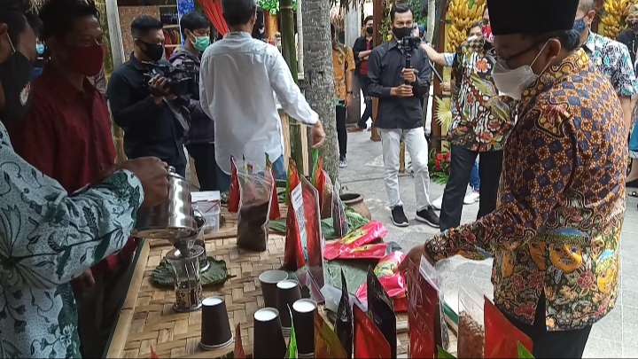 Walikota Malang, Sutiaji saat menghadiri acara Pameran Produk Usaha Mikro Kecil dan Menengah (UMKM) Karya Kreatif Indonesia (KKI), yang digelar oleh Kantor Perwakilan Bank Indonesia (BI) Malang. (Foto: Lalu Theo/Ngopibareng.id)