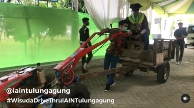 Wisudawan drive thru yang naik gerobak. (Foto:  Instagram@iaintulungagung)