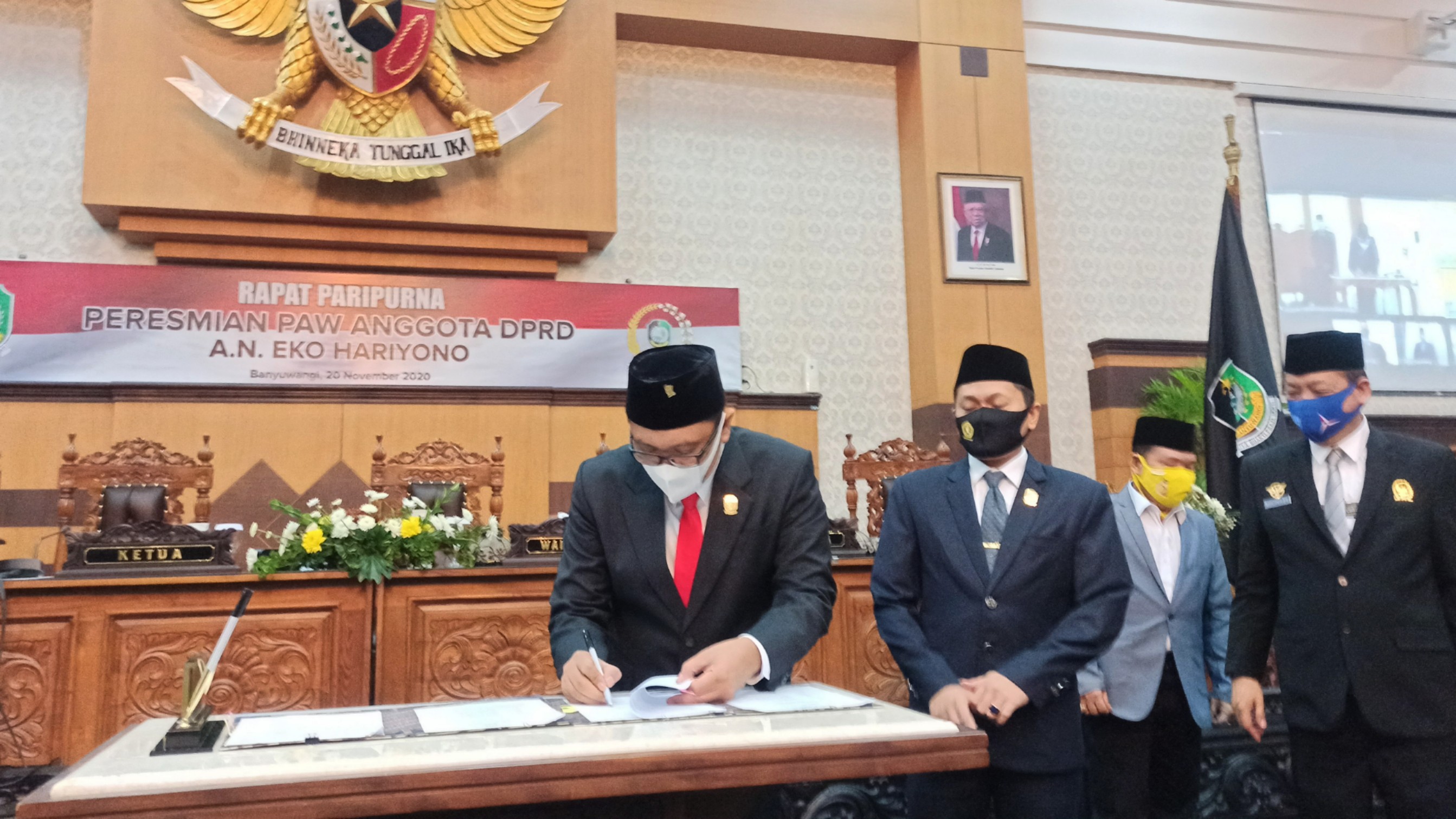 Ketua DPRD Banyuwangi, I Made Cahyana Negara menandatangani KUA PPAS 2021 di gedung rapat paripurna DPRD Banyuwangi. (Foto: Muh Hujaini/Ngopibareng.id)