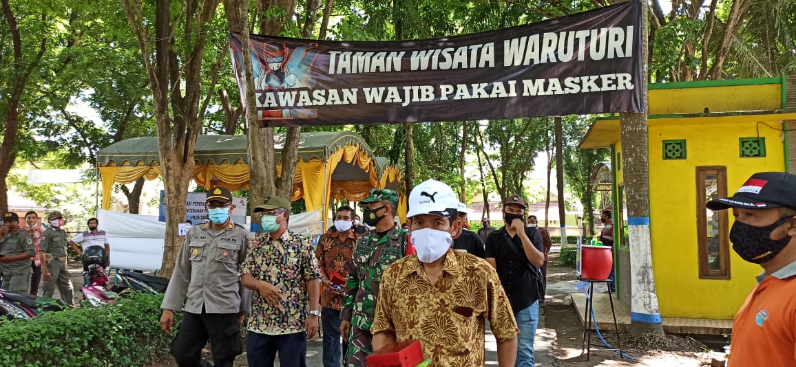 Simulasi penerapan protokol kesehatan di lokasi wisata Bendungan Gerak Waruturi. (Foto: Fendhy Plesmana/Ngopibareng.id) 