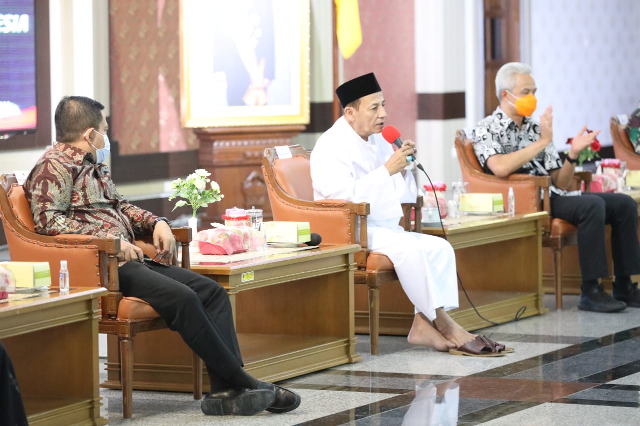 Gubernur Ganjar Pranowo bersama Habib Lutfi dalam sarasehan kebangsaan di Jateng, Jumat, 20 November 2020. (Foto: Dok Humas)