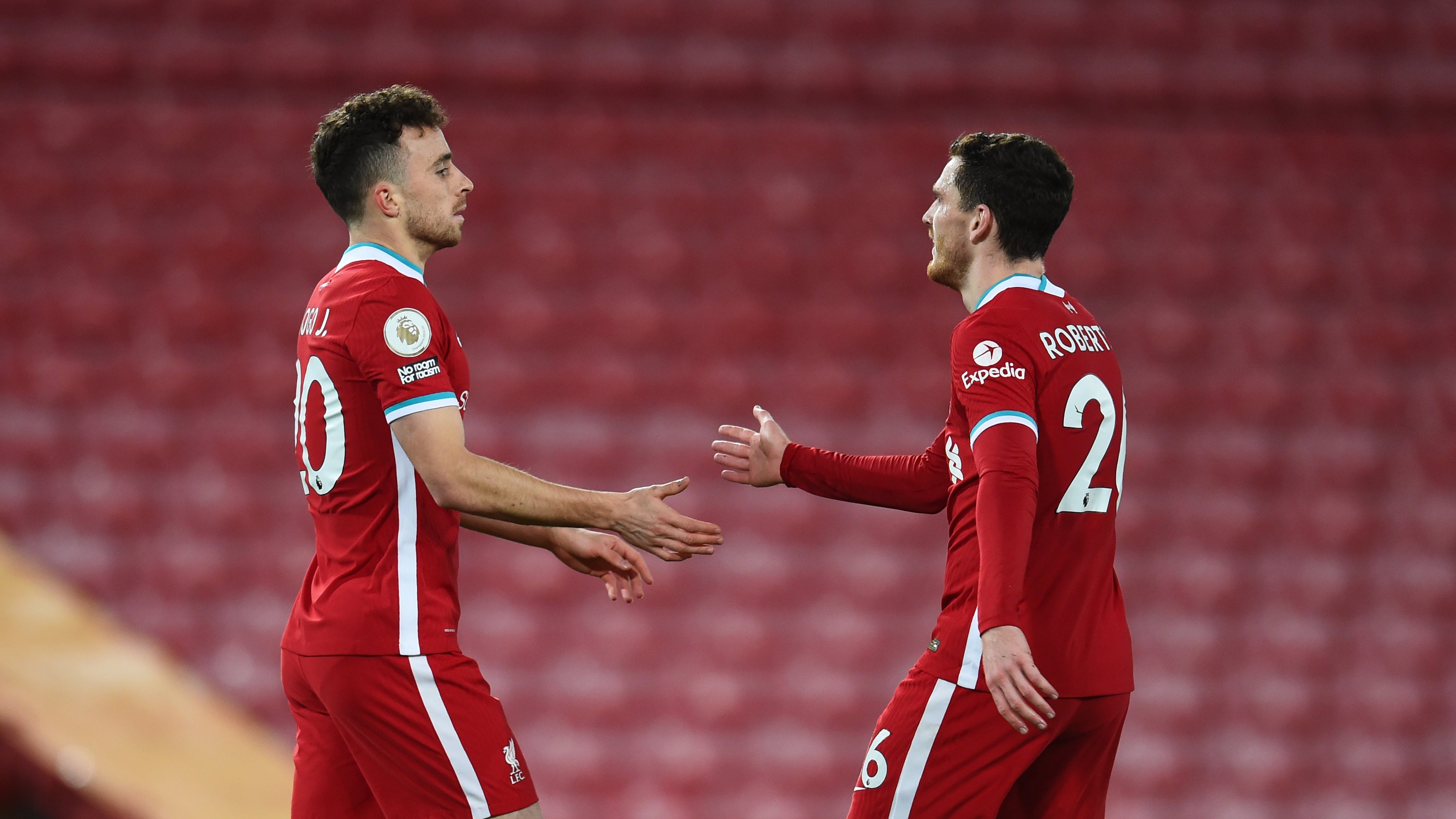 Dua penggawa Liverpool, Diogo Jota dan Andy Robertson harus waspada saat menjamu Leicester. (Foto: Twitter/@LFC)