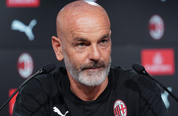 Stefano Pioli terkonfirmasi positif Covid-19 sehingga proses latihan AC Milan dilakukan lewat videocall dan drone. (Foto: Twitter AC Milan)