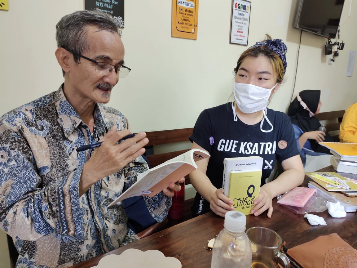 KH Husein Muhammad bersama Raisa Tanaka, dosen filsafat Universitas Parahiangan, Bandung saat bertamu. (Foto: Istimewa)