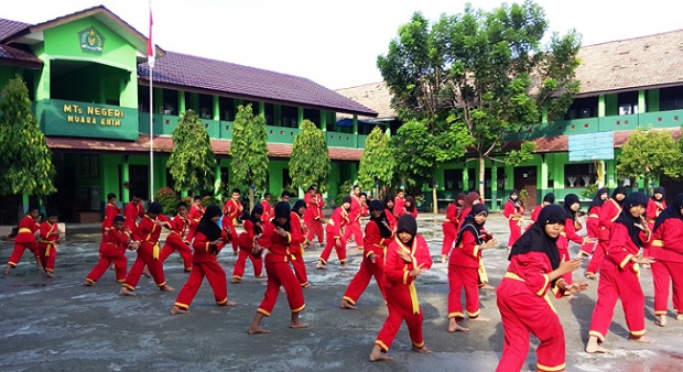 Para santri di Pondok Pesantren sedang melakukan latihan beladiri sebagai olahraga pilihan. (Foto: istimewa)