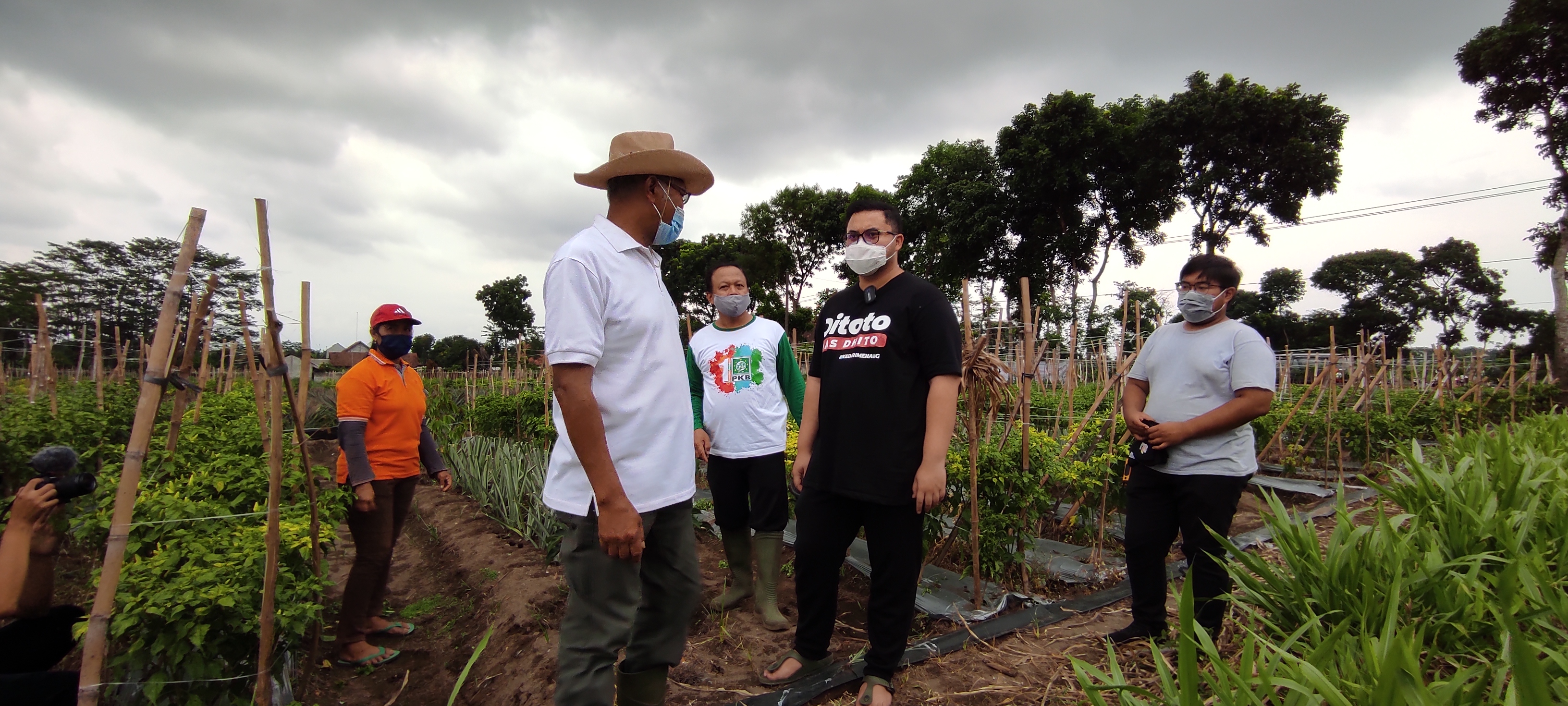 Calon Bupati Kediri, Hanindhito Himawan Pramono bertemu dengan sejumlah petani. (Foto: Fendhy Plesmana/Ngopibareng.id)