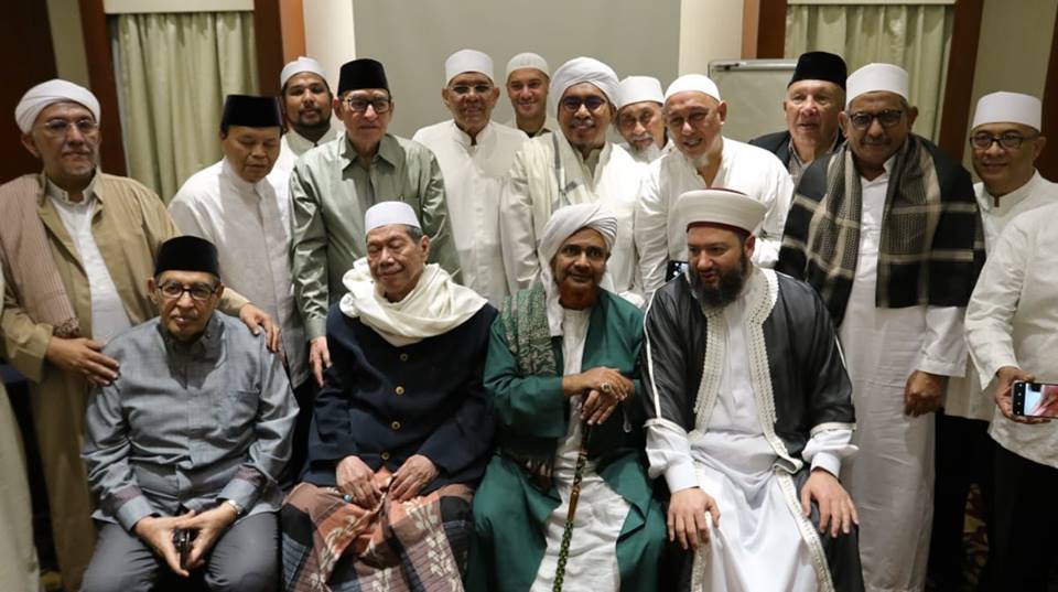 Habib Umar bin Hafidz di antara ulama dan kaum habaib di Jakarta. (Foto: Istimewa)