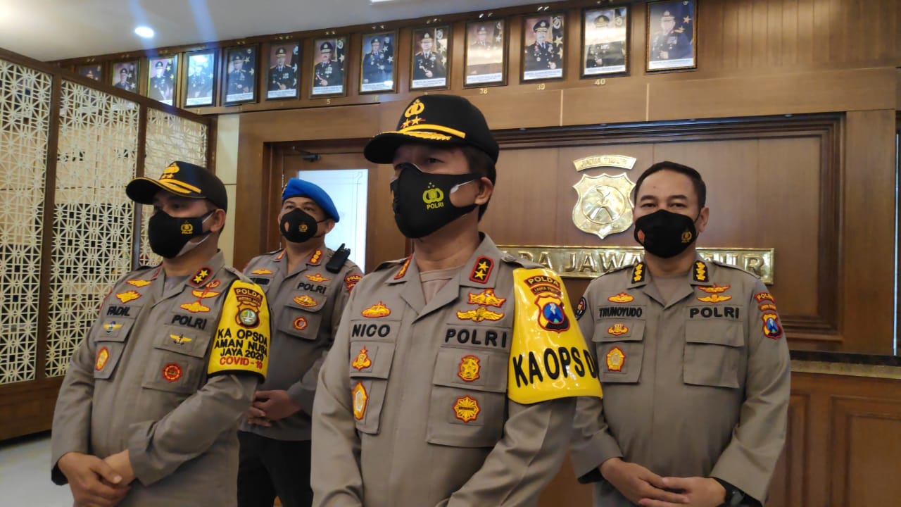 Kapolda Jawa Timur Irjen Pol Nico Afinta didampingi mantan Kapolda Jatim, Irjen Pol Mohammad Fadil Imran memberi keterangan pers di Mapolda Jatim, Surabaya, Sabtu 21 November 2020. (Foto: Fariz Yarbo/Ngopibareng.id)