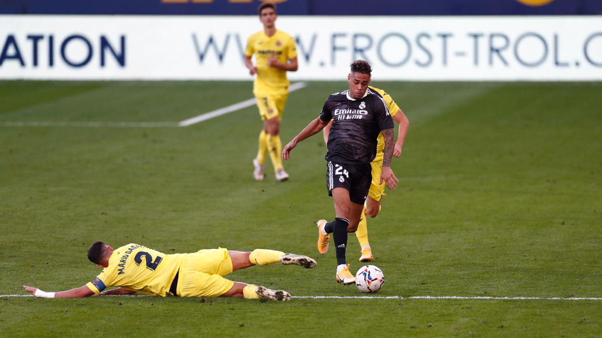 Mariano melewati para pemain lawan saat Madrid bermain imbang 1-1 di kandang Villareal. (Foto: Twitter/@realmadrid) 