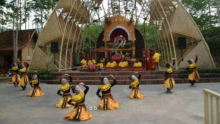 Penampilan salah satu tarian di Ampitheater Doesoen Kakao, Banyuwangi, Jawa Timur. (Foto: Istimewa)