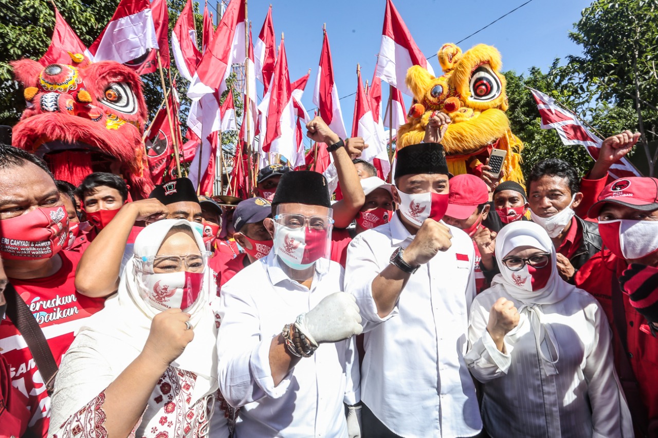 Gaya kampanye Eri Cahyadi-Armuji ketika daftar ke KPU. (Foto: PDI Perjuangan)