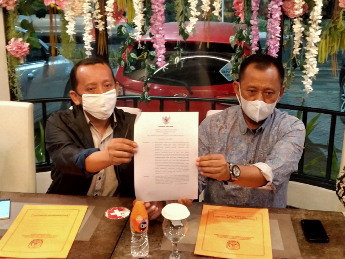 Sekdaprov Jatim, Heru Tjahjono (kanan) bersama Ketua Dewan Pengupahan Jatim Ahmad Fauzi (kiri) menujukkan Surat Keputusan Gubernur Jatim terkait besaran UMK di Jatim. (Foto: Istimewa) 