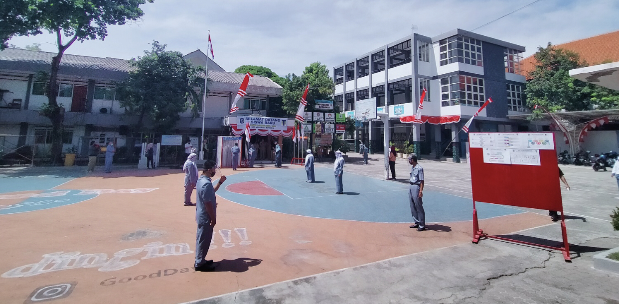 Para guru ketika melakukan simulasi sekolah tatap muka. (Foto: Dok. Pemkot Surabaya)