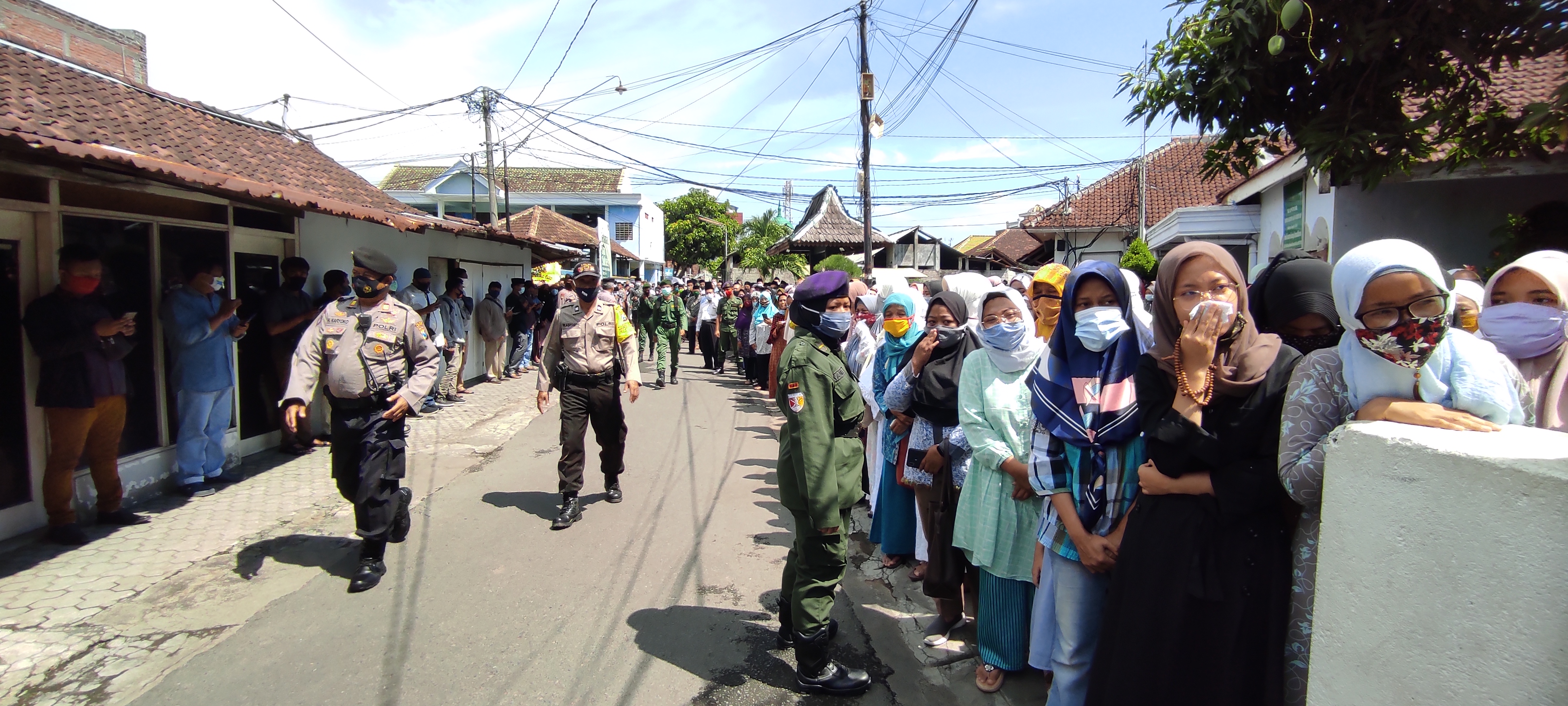 Ratusan santri berbaris di jalan menyambut kedatangan jenazah almarhum. (Foto: Fendi/Ngopibareng.id) 